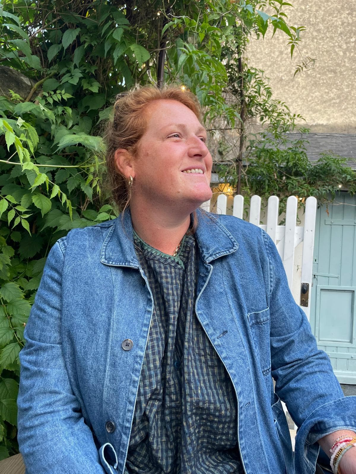 Mathilde Schmutz assise en extérieur, souriante